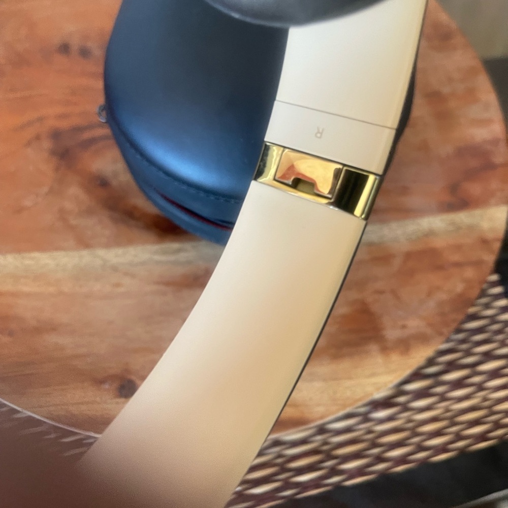 Beats Studio 3 Wireless Headphones - Picture 8 of 8